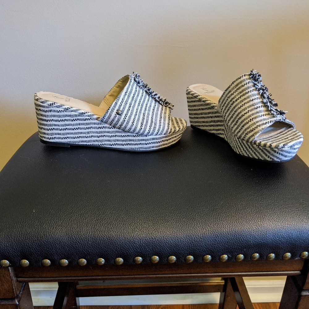 Simply Vera Wang wedge sandals